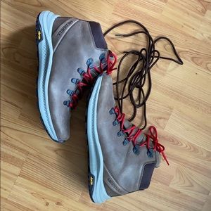New Merrell Ontario Mid hiking boots size 9.5